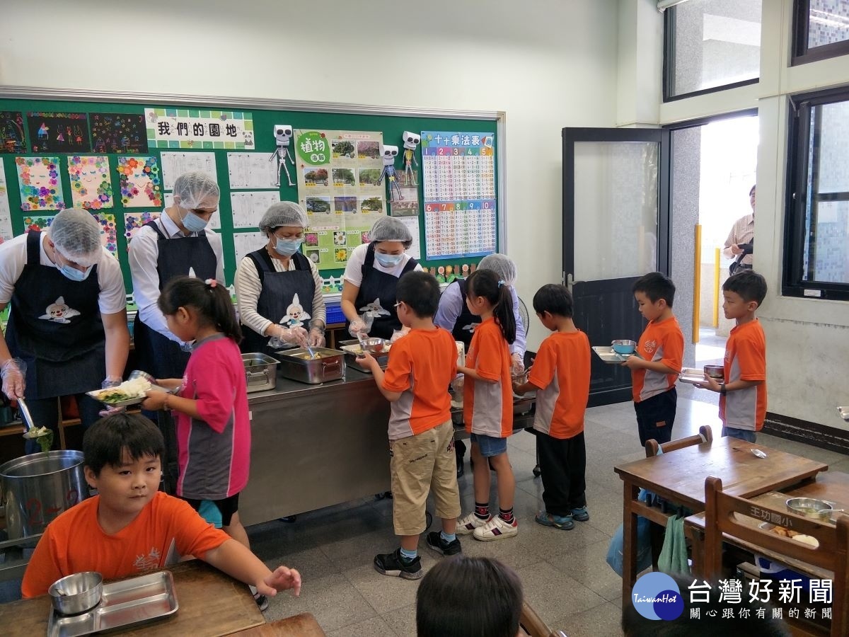 彰化沿海國中小營養午餐基金啟動,縣長王惠美與四家離案風電廠商穿起圍群為學童打菜。圖記/者鄧富珍攝