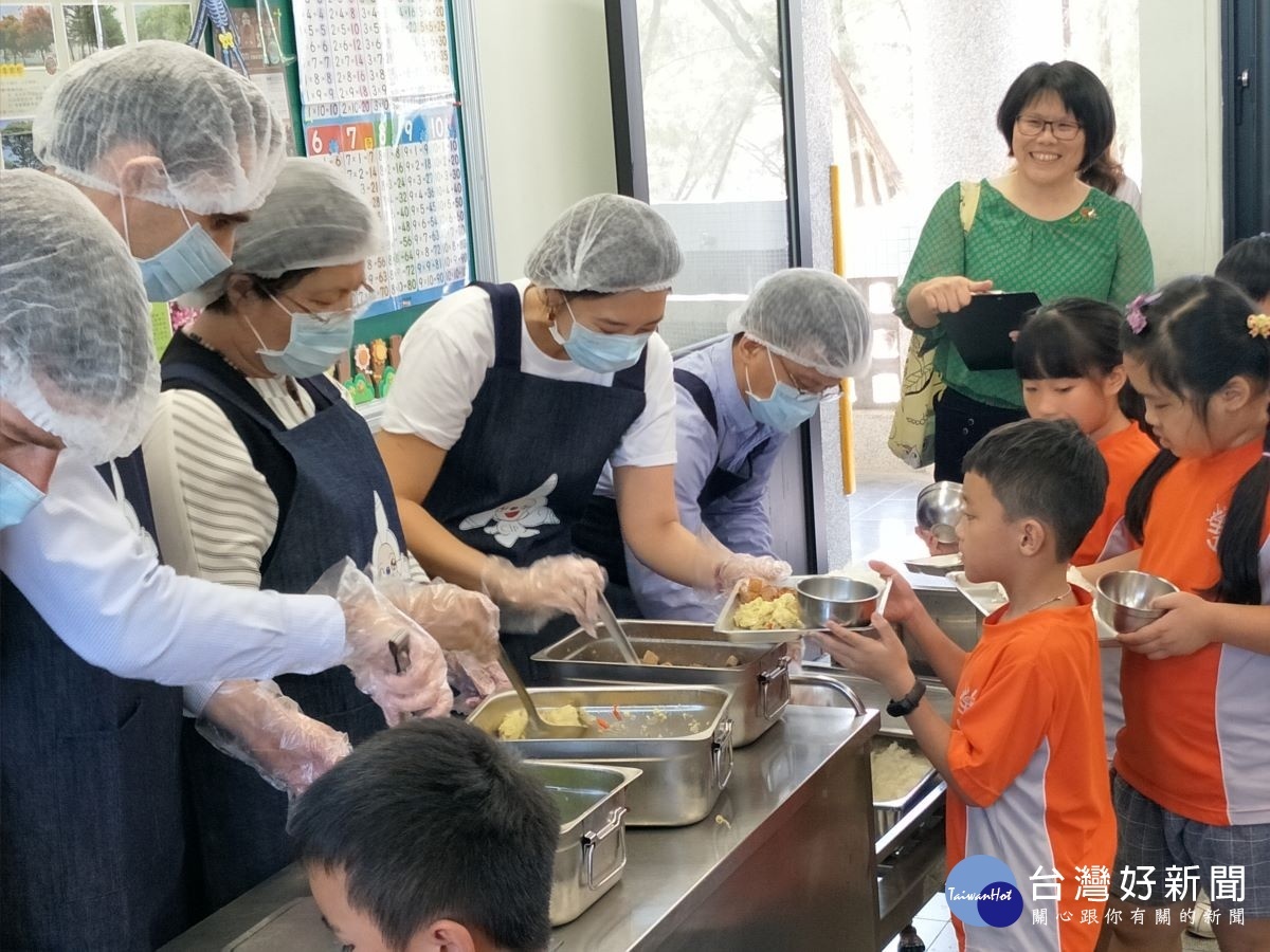 彰化沿海國中小營養午餐基金啟動，縣長王惠美與四家離案風電廠商穿起圍群為學童打菜。圖／記者鄧富珍攝