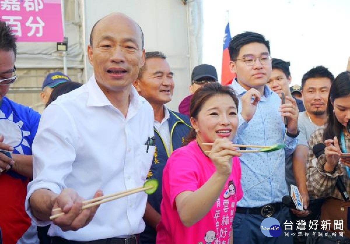 總統參選人韓國瑜偕同立委參選人張嘉郡在雲林展開傾聽之旅，受到鄉親熱情歡迎，二人高呼絕對不會讓雲林鄉親漏氣，一定要讓「國家安全、人民有錢」。