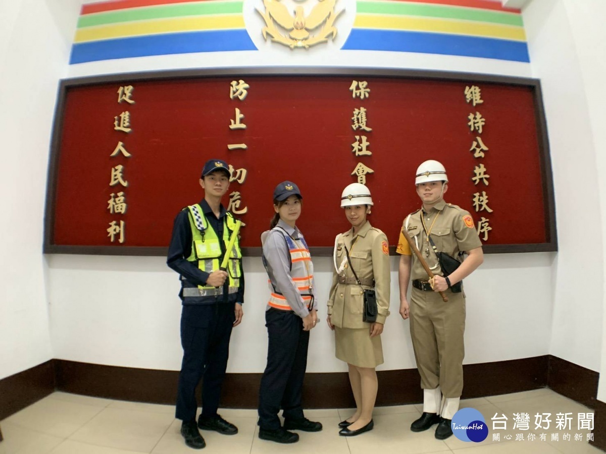 中壢警分局派出4名男女警穿上三個世代交通警察制服,配合此次道安嘉年華宣導交通法令,讓人眼光一亮。