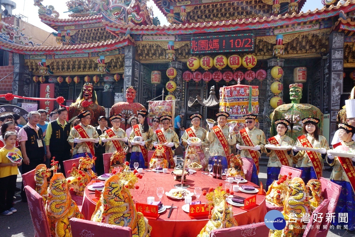 慈護宮舉辦神明素食宴,邀請來自北港媽、新港媽、鹿港媽、白沙屯媽、金包里媽、豐原媽等十二間大宮廟天上聖母到場為座上賓。