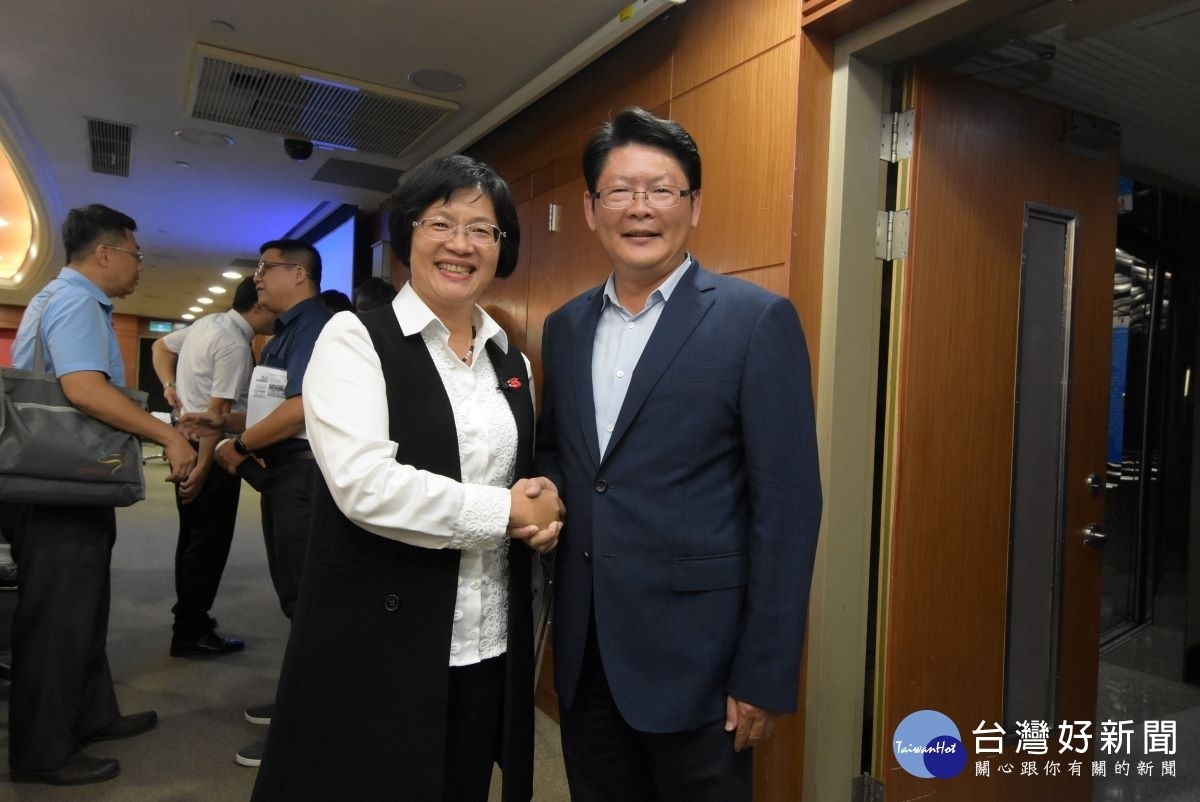 交通部審查彰化市鐵路高架,王惠美縣長與交通部政務次長黃玉霖。