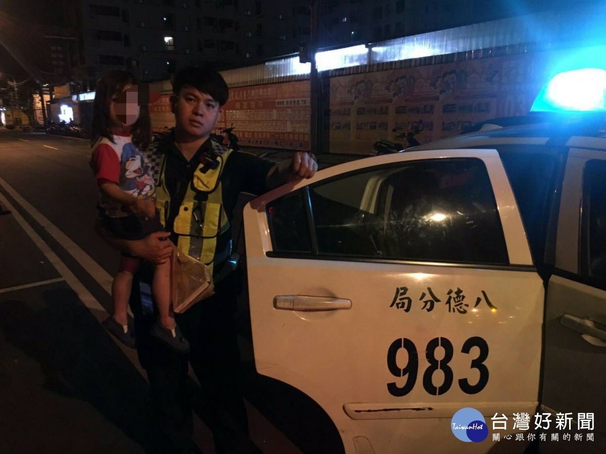 女逛夜市迷途，警方也及時到場協助，讓妻女平安無事返家。