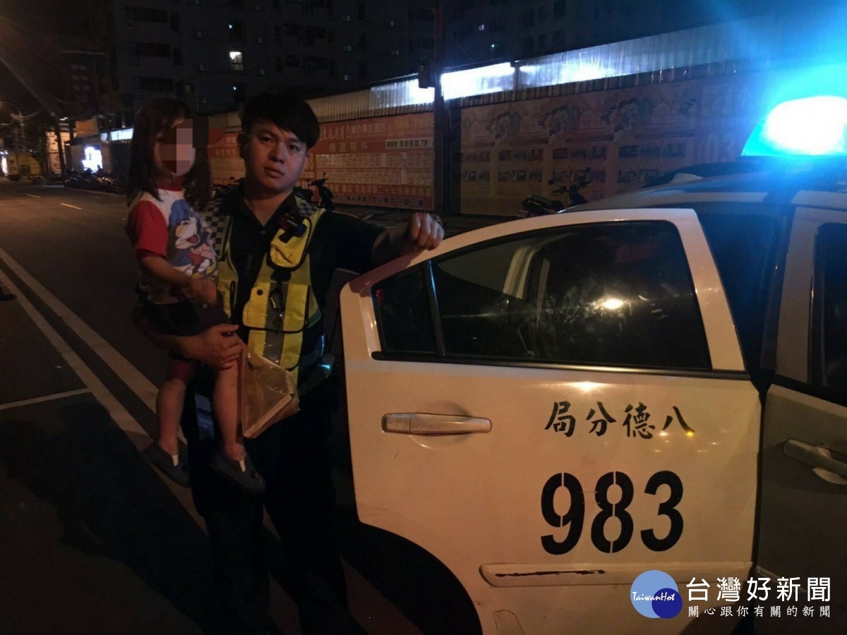 女逛夜市迷途,警方也及時到場協助,讓妻女平安無事返家。