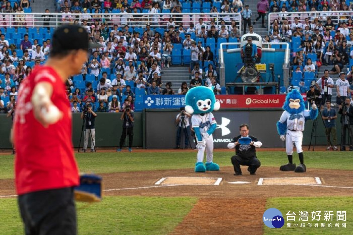 開球儀式由La New集團董事長劉保佑擔任投手，鄭市長擔任補手