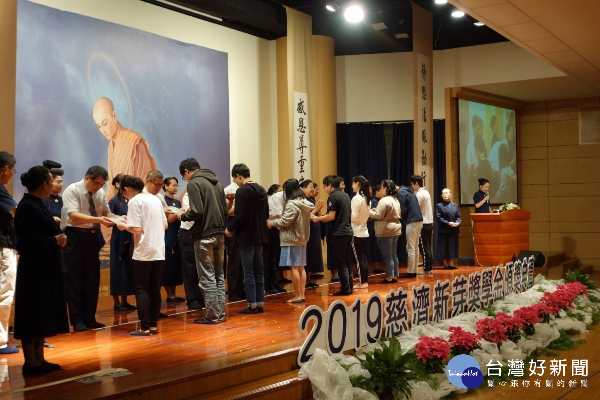 桃園新芽獎學金頒獎 鼓勵弱勢學子向學