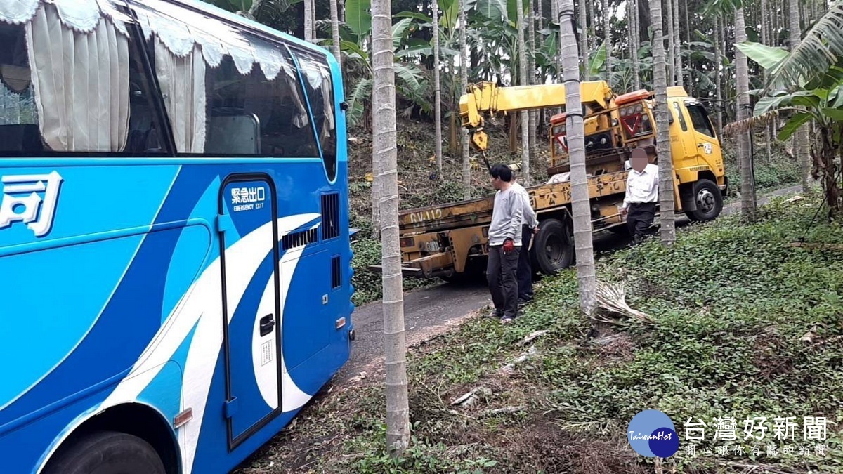 遊覽車受困吊車挖土機及時救援。（草屯分局提供）