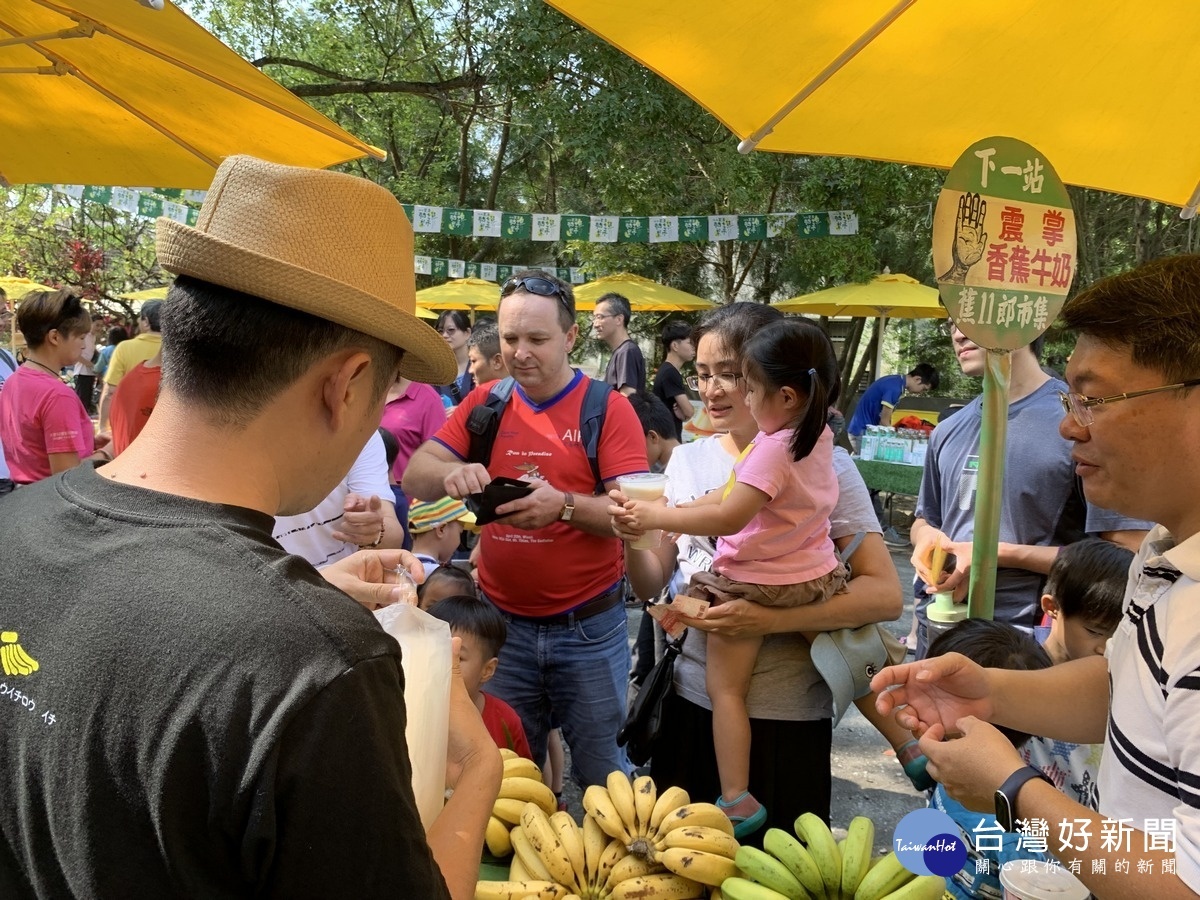 集集鎮長陳紀衡〈左〉於現場客串攤主，親切地向客人介紹集集特產，親和力十足，現場民眾又驚又喜。