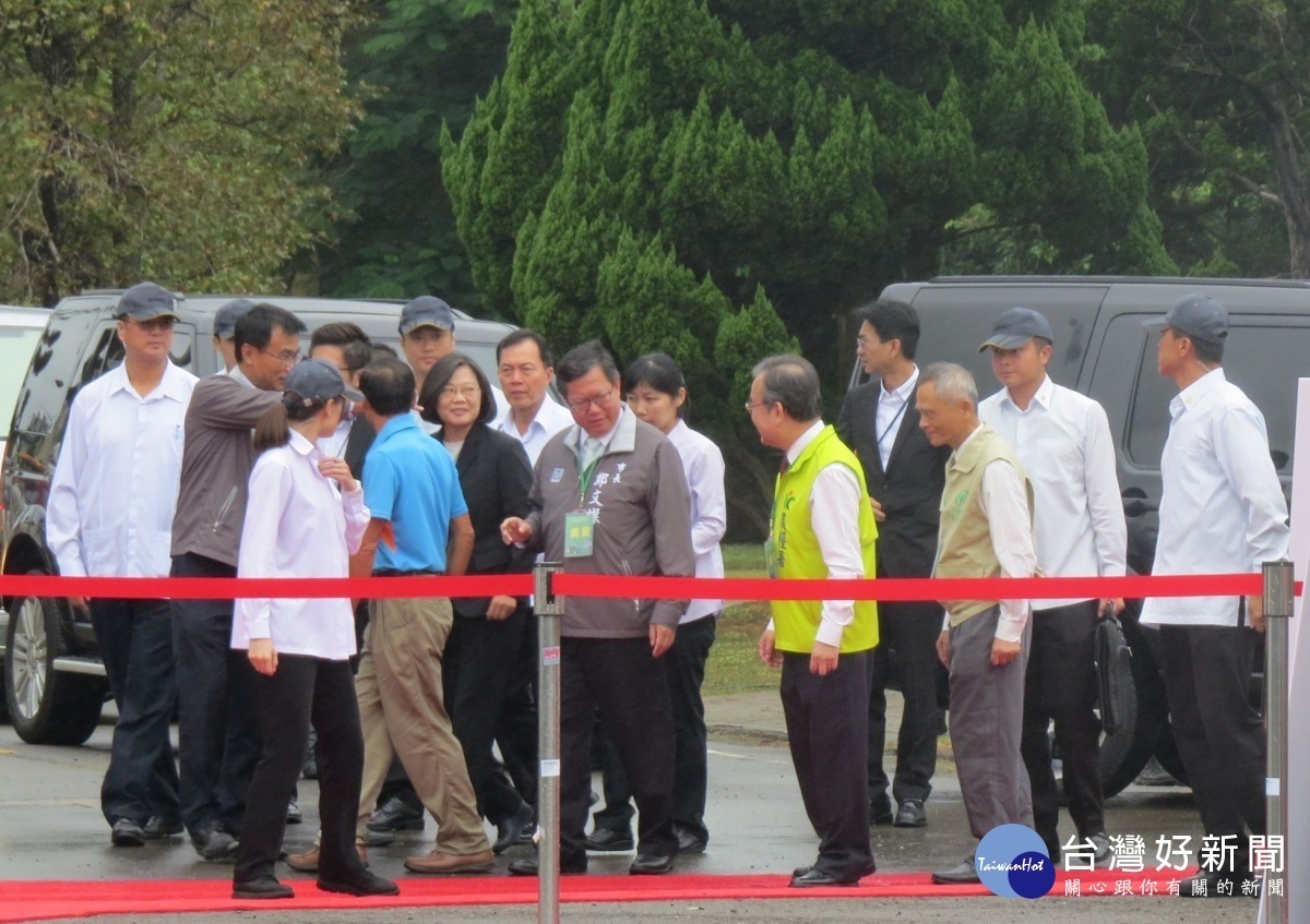 桃園市長鄭文燦陪同蔡英文總統前往桃園區農業改良場,出席「大型農機應用發表會」。