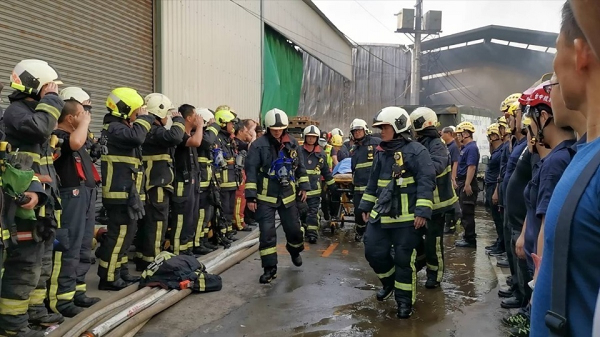 台中市大雅區一處免洗餐具鐵皮工廠（3）日凌晨發生大火，當時火場內雖無一般民眾受困待援，但西屯分隊消防隊員謝志雄、張哲嘉因進入火場搜尋火點，反倒受困最終命喪火場。（圖／台中市府消防局Facebook）