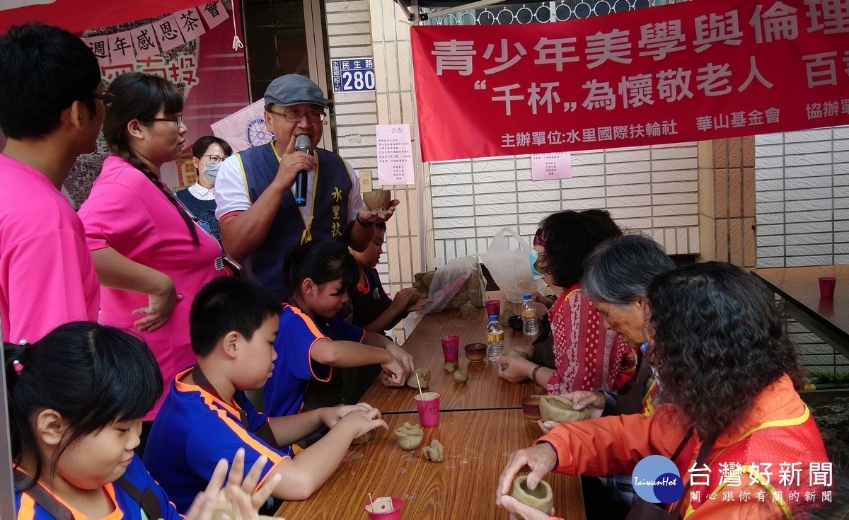 郡坑國小學生與華山的長輩一起捏陶杯。〈記者吳素珍攝〉