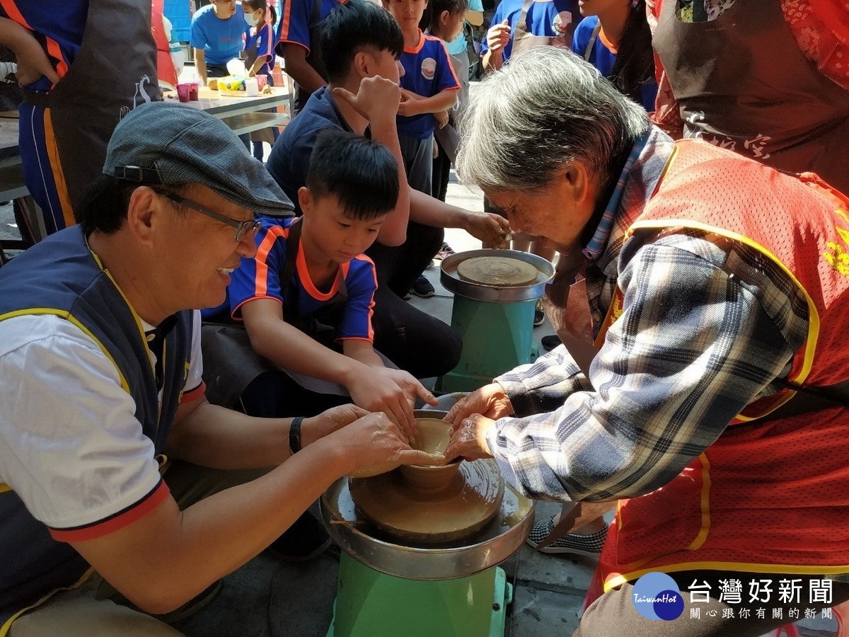 郡坑國小學生與華山的長輩一起捏陶杯。〈記者吳素珍攝〉