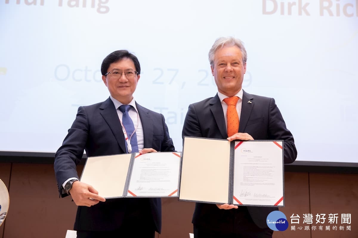 台灣美容外科醫學會楊國輝理事長與ISAPS理事長Dirk Richter 簽訂MOU合約。
