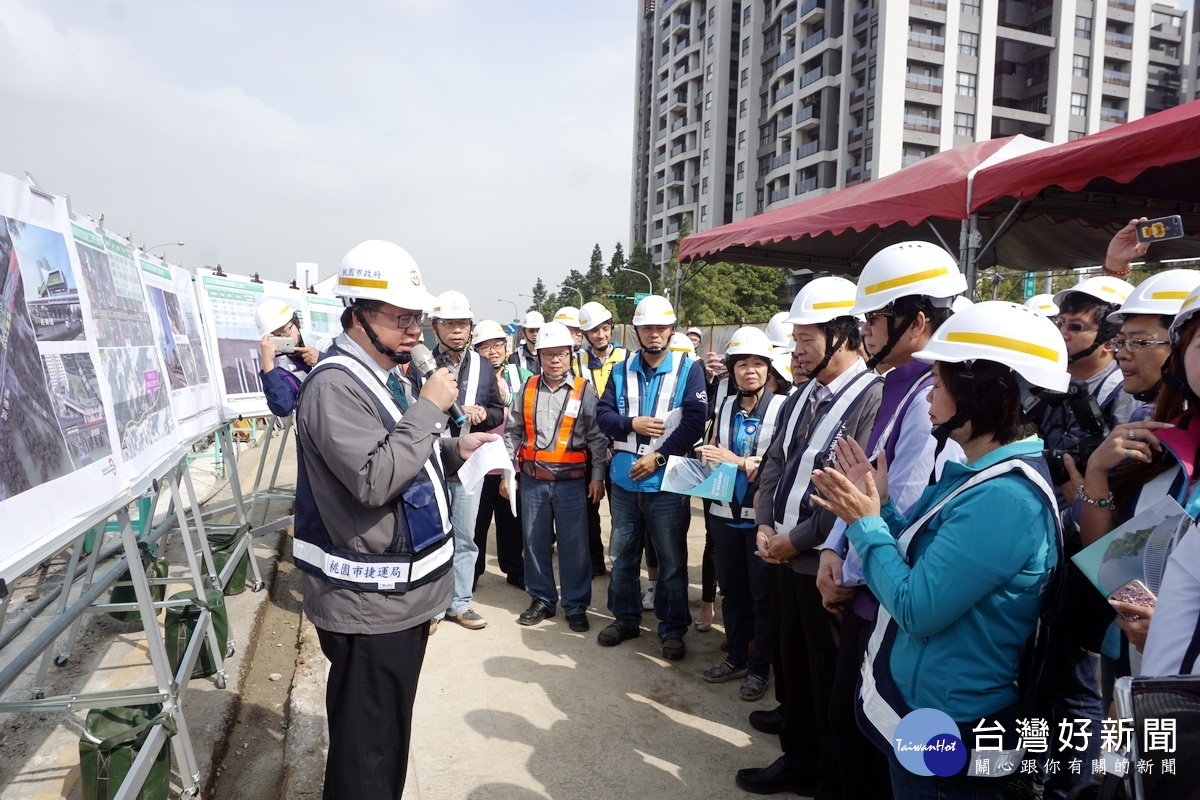 桃園市長鄭文燦於捷運綠線高架段八德工區視察中,肯定捷運局同仁的努力並期望各界給予工程人員最大的支持與鼓勵。