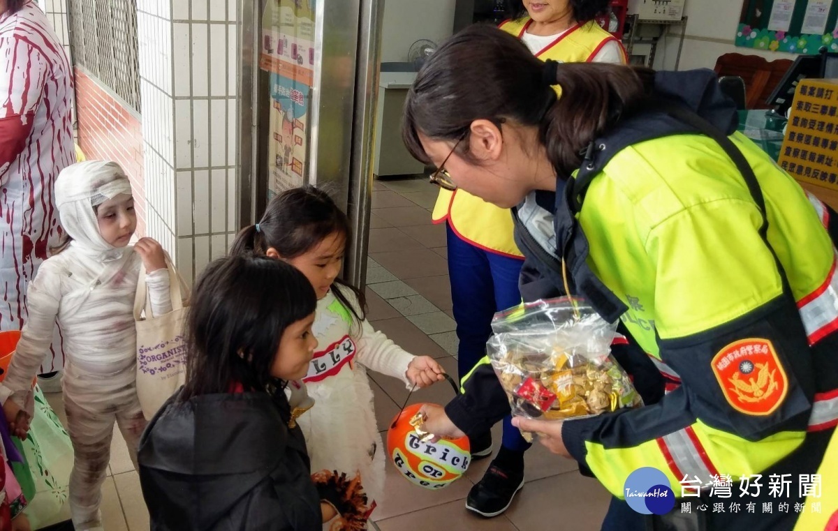 大園區佛利亞幼兒園為了讓孩童們感受過節氣氛，在老師們的帶領下到大園警分局大園派出所討糖吃，畫面逗趣又可愛。