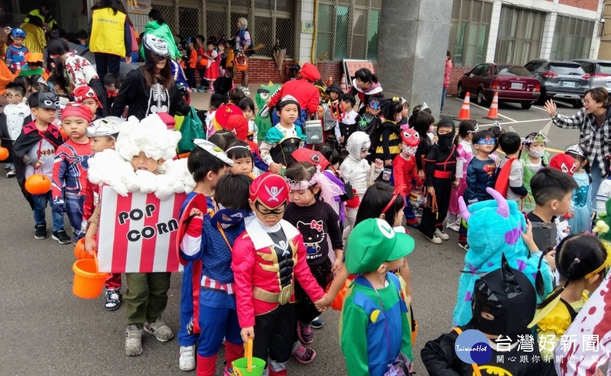 大園區佛利亞幼兒園為了讓孩童們感受過節氣氛，在老師們的帶領下到大園警分局大園派出所討糖吃，畫面逗趣又可愛。