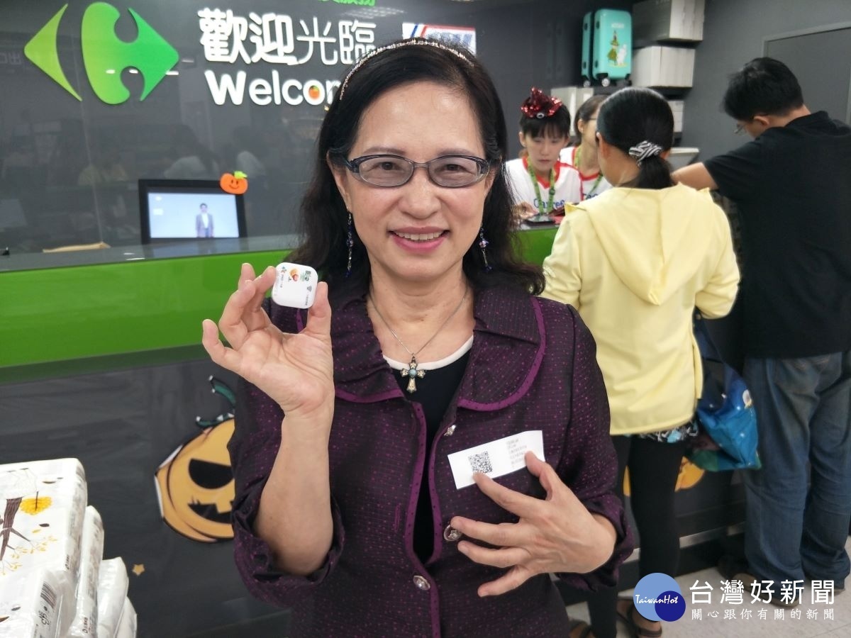 切膚之愛執行長詹麗珠博士說「守護BBCall」載具、「布標」一同申請,北漂南闖的遊子也能隨時掌握家中父母行蹤。圖/記者鄧富珍攝