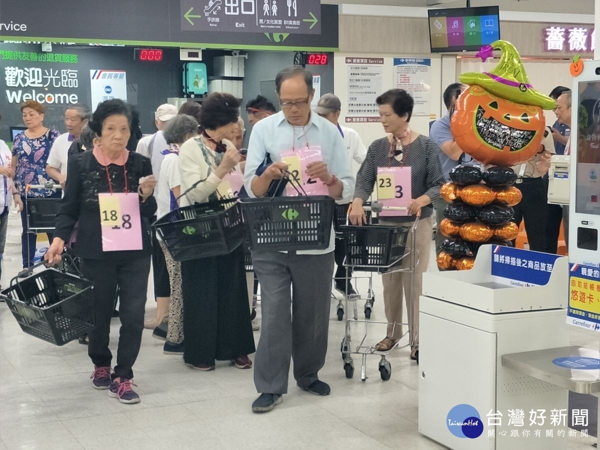志工陪同失智長輩達成購物任務。圖/記者鄧富珍攝