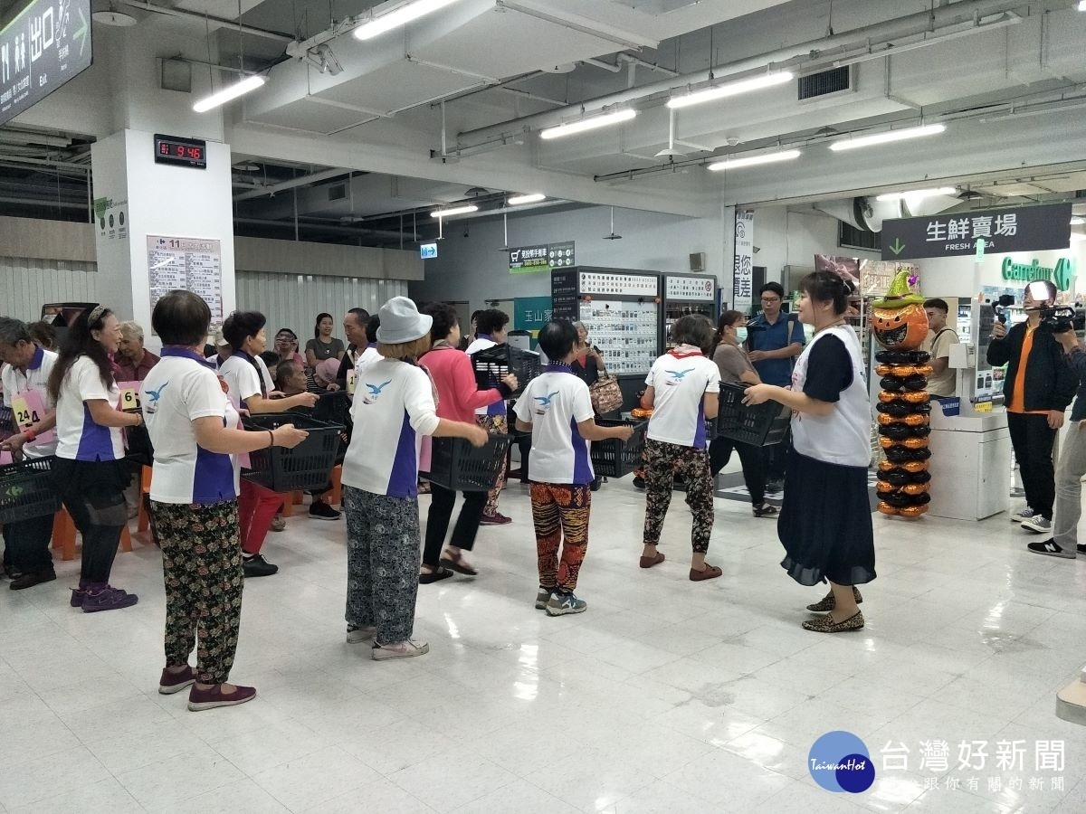 彰化永安診所智老園長者表演《金罵沒ㄤ》舞蹈，為活動熱情開場。圖／記者鄧富珍攝
