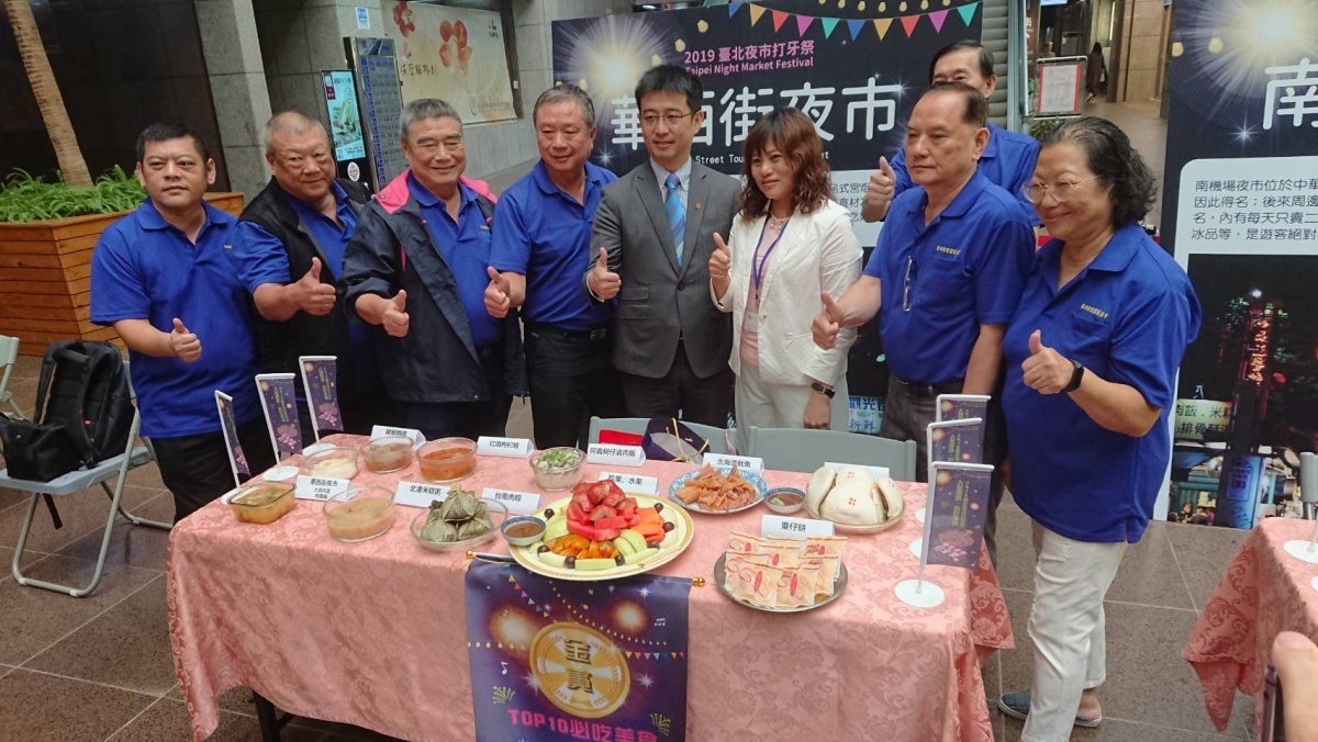 北市府市場處30日公布今年「台北夜市打牙祭」必吃美食票選TOP10,其中延三夜市的魷魚羹、華西街夜市大鼎肉羹的肉羹湯均上榜。(圖/北市府產發局)
