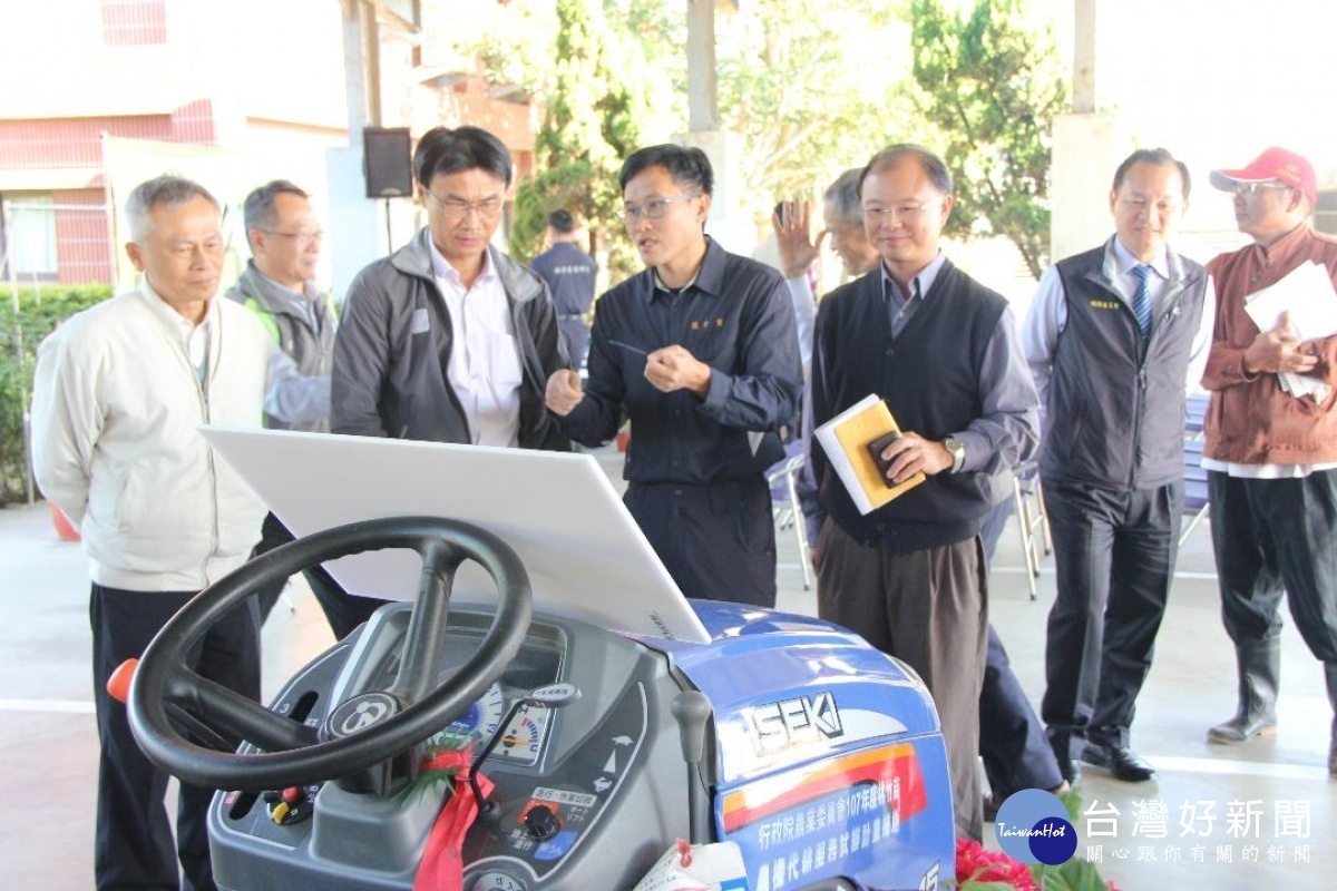 桃園市青年農民生產合作社理事主席陳士賢(左4)先生向陳吉仲主委(左3)介紹合作社運作模式。