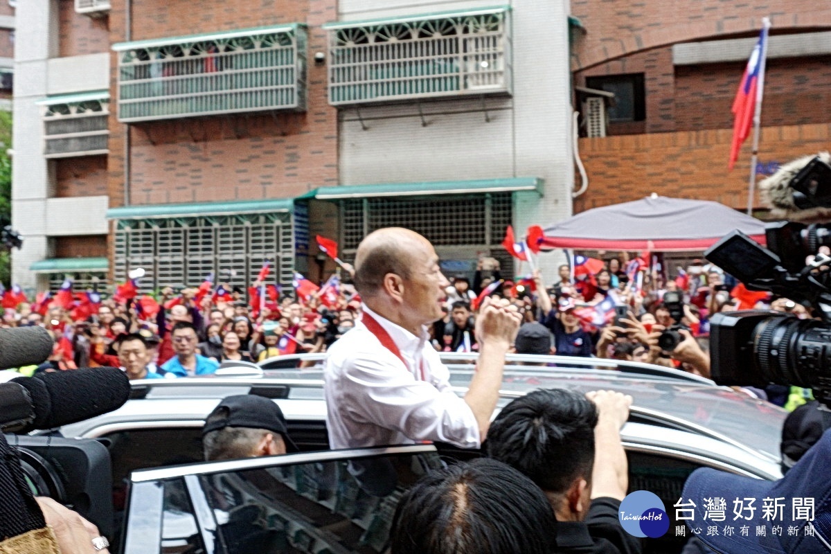 中國國民黨總統參選人韓國瑜傾聽之旅抵達桃園市八德區陸光四村，受到熱情民眾夾道歡迎。