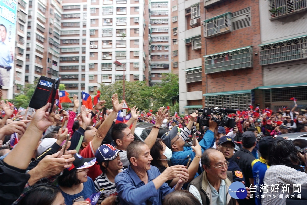 韓國瑜桃園傾聽之旅來到陸光四村，受到熱情支持者夾道歡迎。