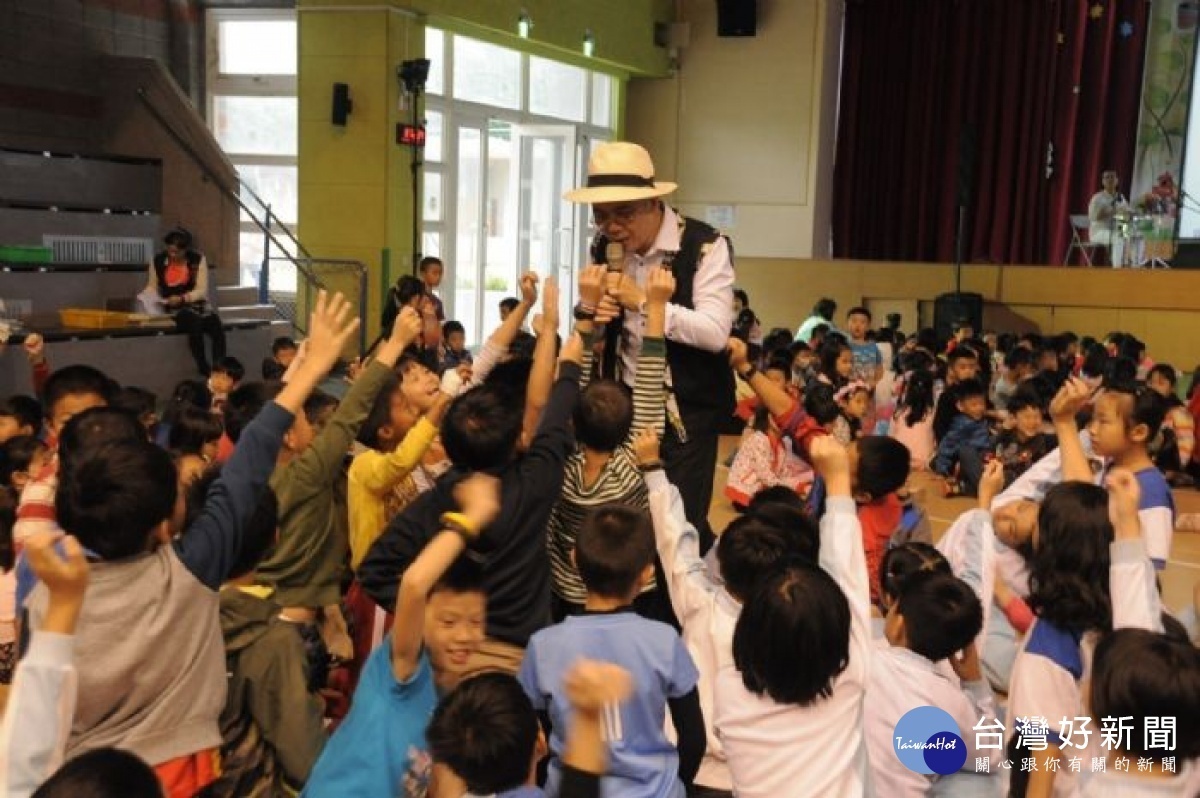 客家金曲歌王湯宇歆前往長庚國小演唱多首客家歌曲，大受小朋友歡迎。