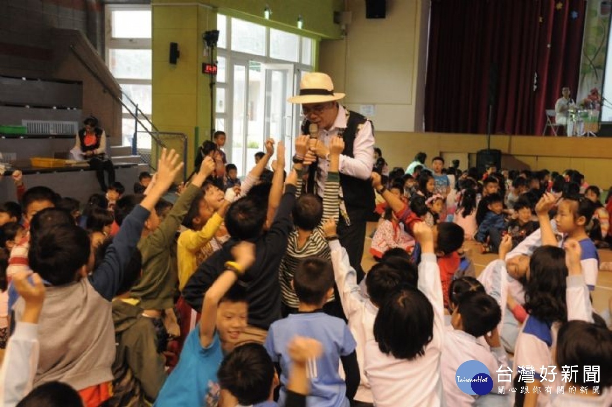 客家金曲歌王湯宇歆前往長庚國小演唱多首客家歌曲,大受小朋友歡迎。