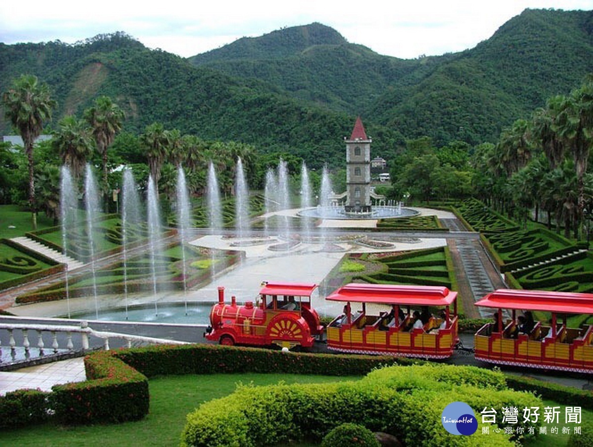 遊園火車載您賞景。（泰雅提供）