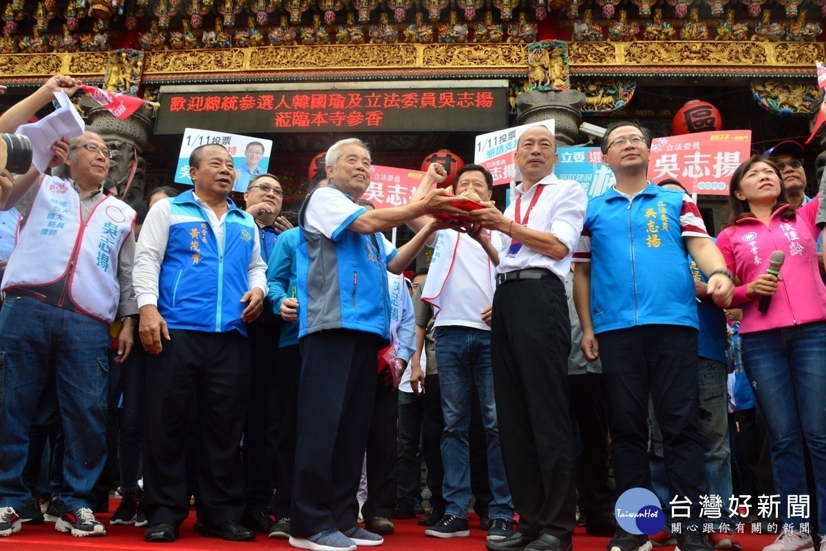國民黨總統參選人韓國瑜桃園傾聽之旅前往觀音區甘泉寺參拜,寺方送上「包粽」預祝韓國瑜當選總統。