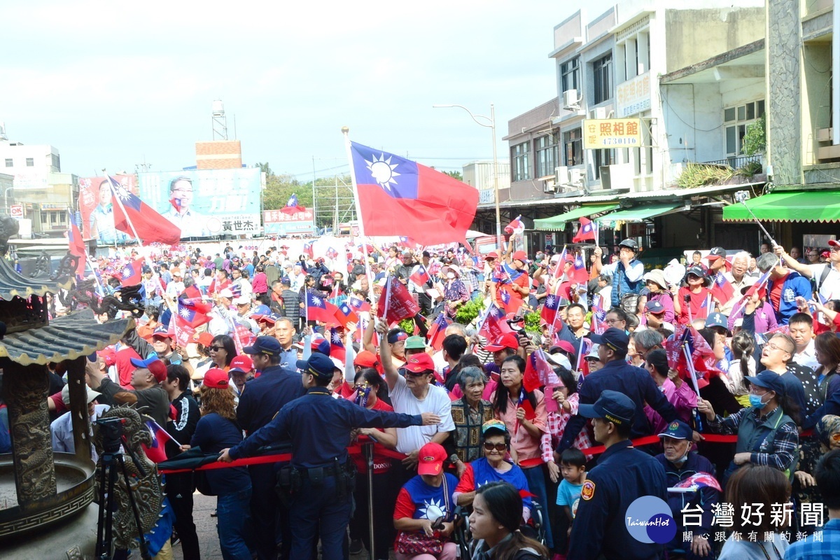 國民黨總統參選人韓國瑜桃園傾聽之旅前往觀音區甘泉寺參拜,地方人士夾道觀迎高喊凍蒜。