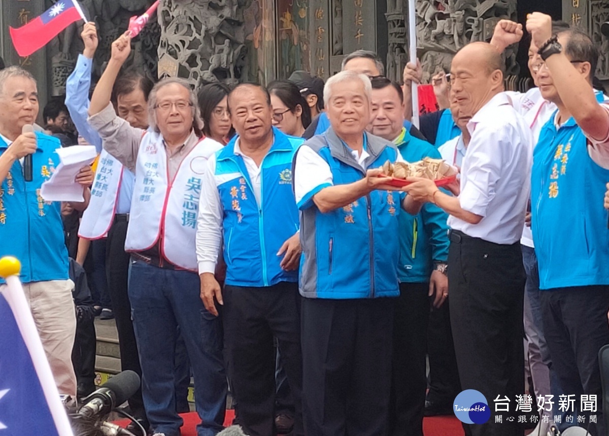 韓國瑜拜訪甘泉寺 呼籲民眾票投黑黑瘦瘦的韓國瑜