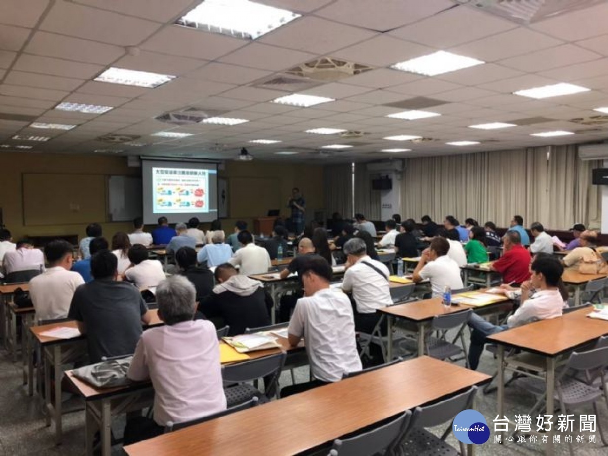 桃園市環保局宣導大型柴油車報廢補助政策,有汰換需求的車主要加緊腳步來把握申請機會。