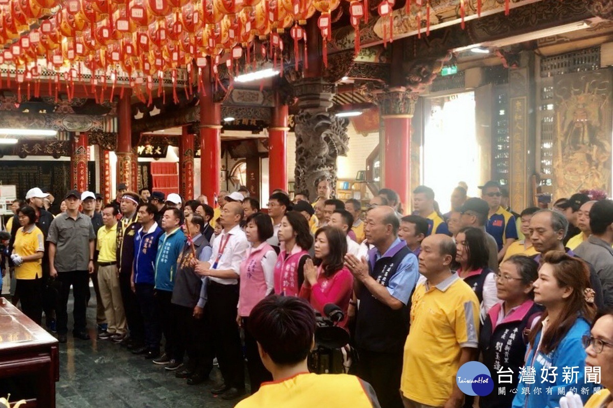 國民黨總統參選人韓國瑜前往三崇宮參香祈福。