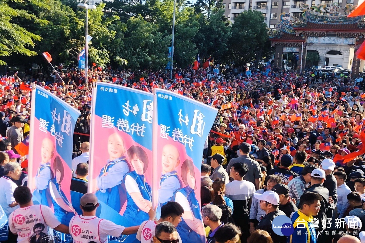 國民黨總統參選人韓國瑜前往三崇宮參香祈福，受到熱情支持者的歡迎。
