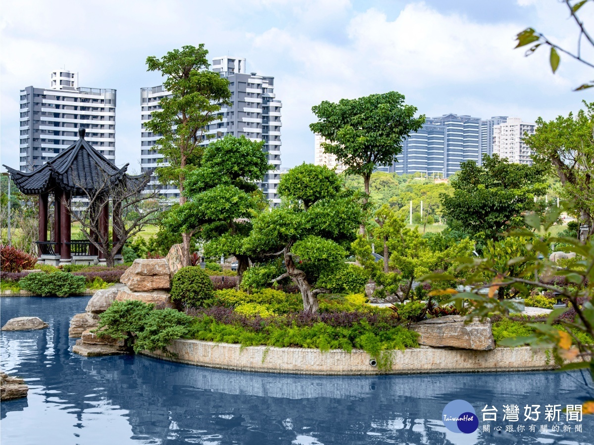 江南大宅園林規劃喬木、灌木，搭配新東方風格的水景、亭台。