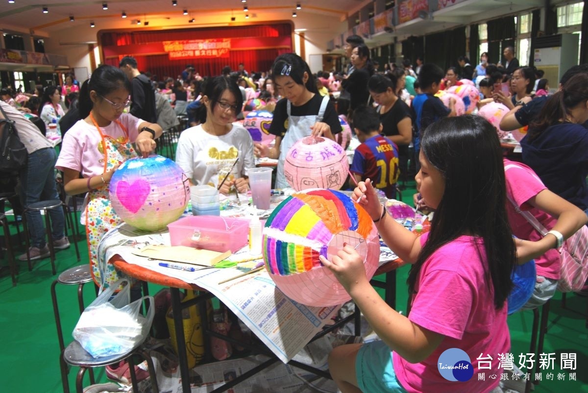 林世賢市長等人和親子們分享完成彩繪燈籠的喜悅。