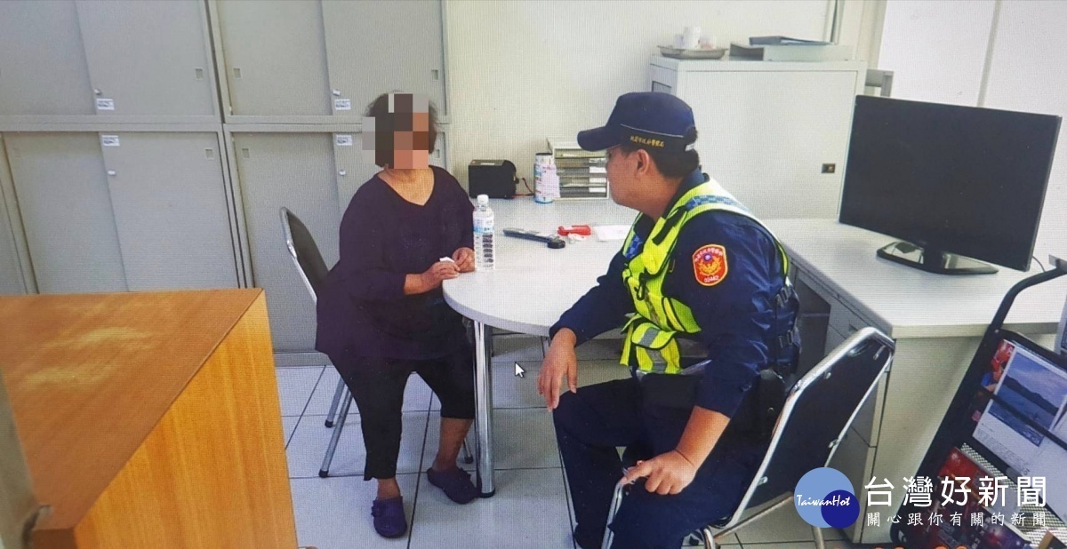 老婦人迷路,員警駕找到老婦人口中所謂的社區大門前「4根大石柱」,將她安全送回家中。