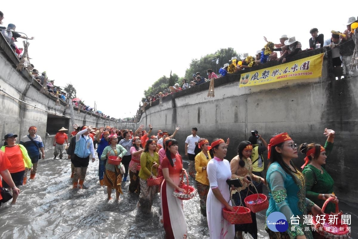 二水國際跑水節祈福開幕 熱鬧跑水。