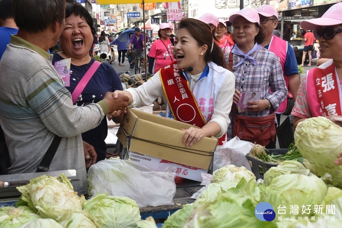 圖說:在市場拜票，民眾熱情支持張嘉郡。