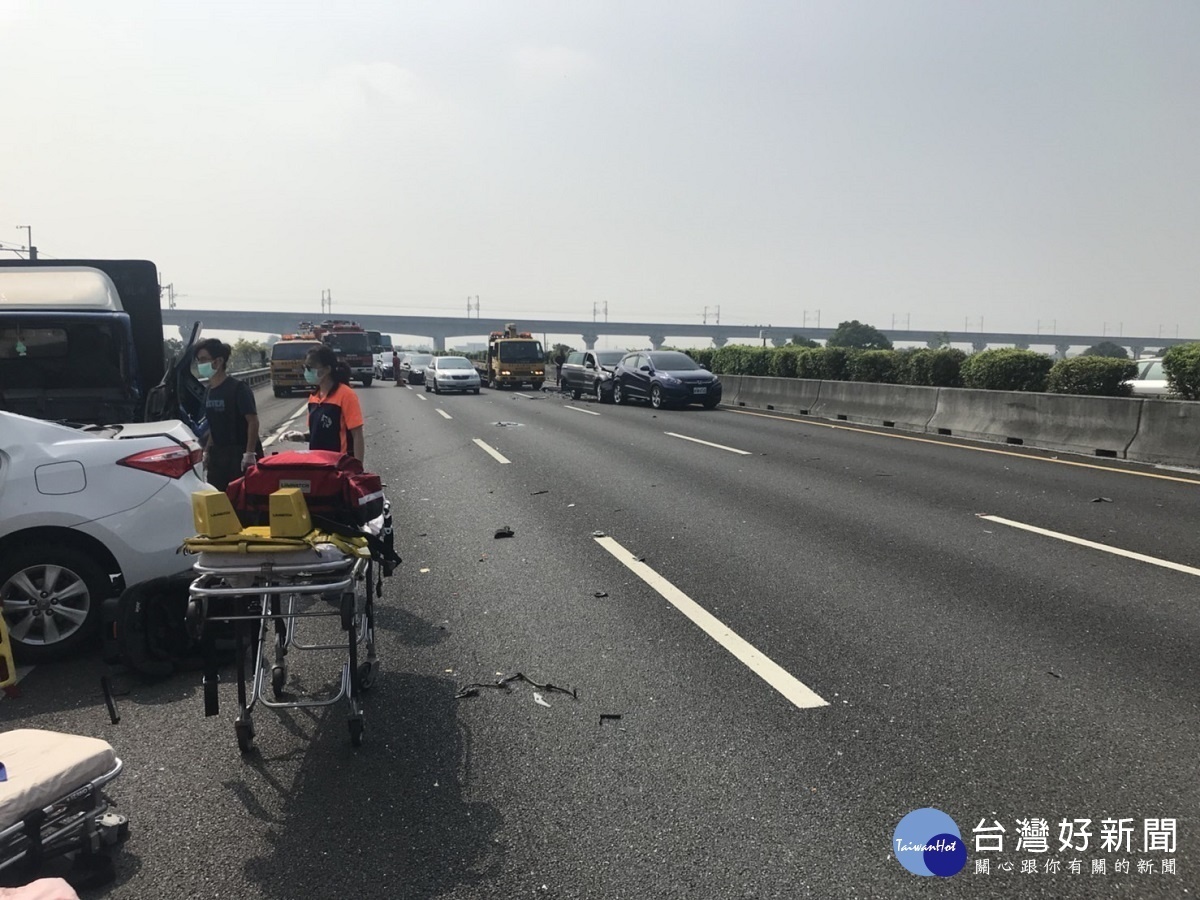 中山高北斗路段發生連環車禍 護理師喜宴返家補慶生卻遇死劫(照片翻攝)