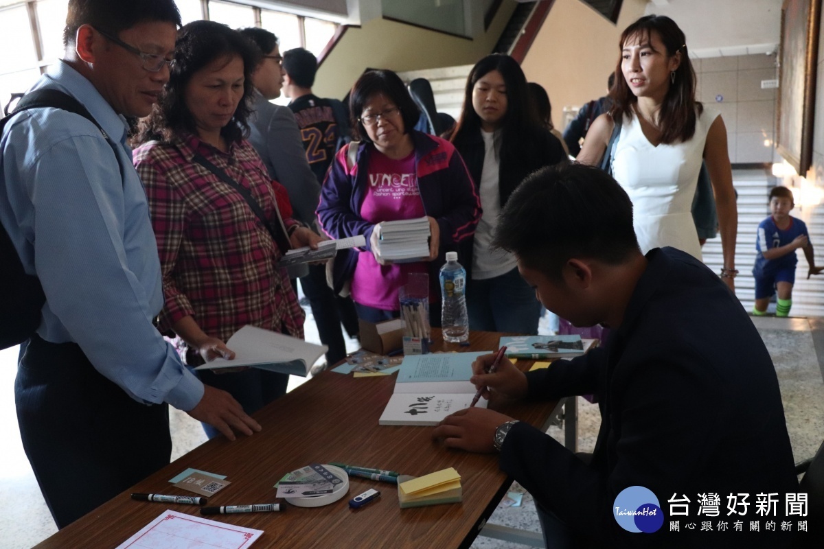 青年創作者陳毅，在桃園市政府文化局舉辦新書《18後，成為你想成為的大人》青春首場發表會。
