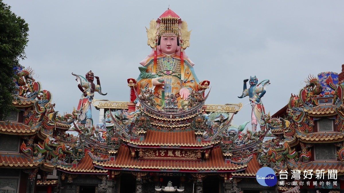 龍鳳宮的媽祖神像，眺望龍鳳漁港跟台灣海峽，守護當地居生活。(圖/記者王丰禾攝)