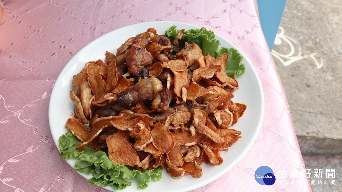 華山小吃運用在地食材，作出的苦茶油土雞，讓遊客品嘗在地特色料理。(記者王丰禾攝)