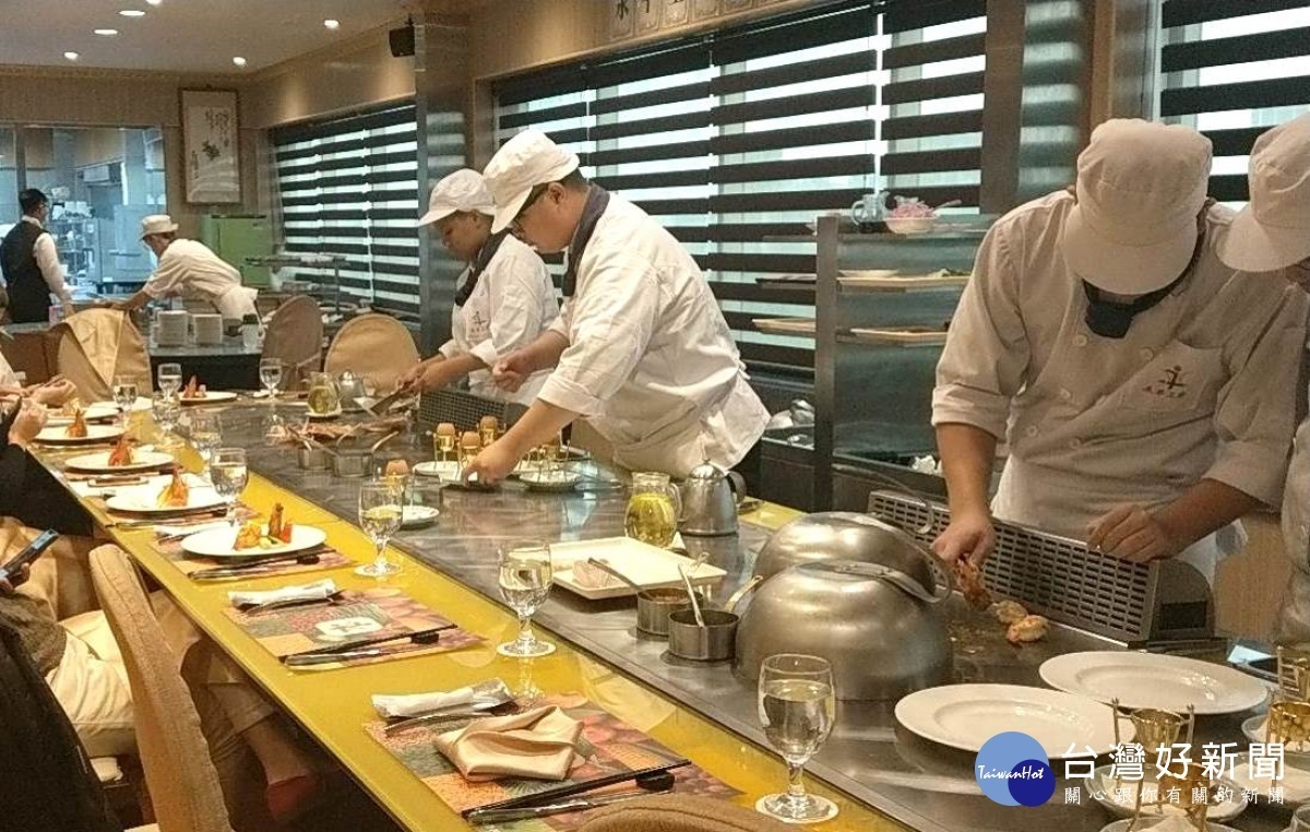 永平工商餐飲科鐵板燒特色班培養學生專業技術。
