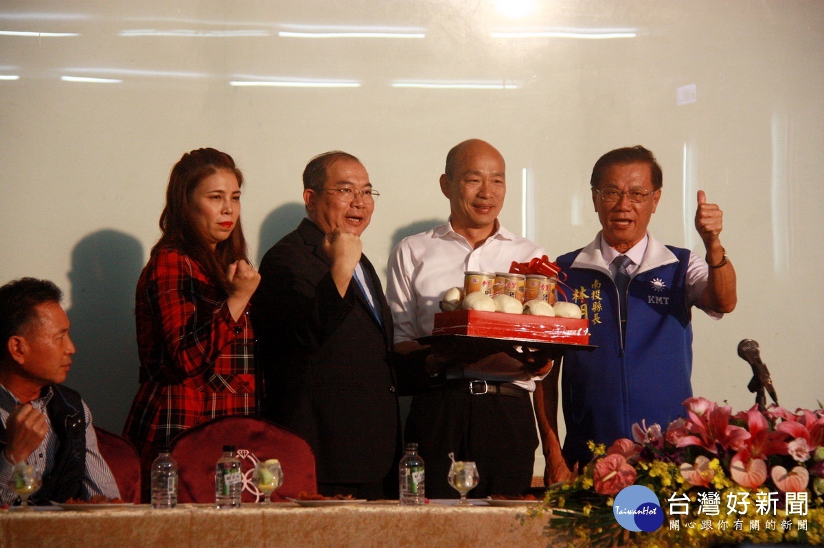 香里食品張董事長贈包子等預祝包中。（記者扶小萍攝）