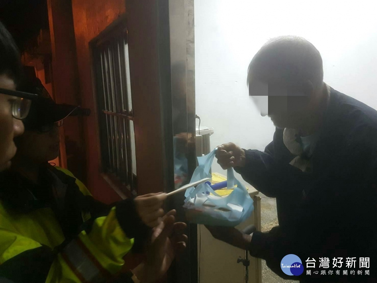 失智翁外出覓食迷途,楊梅派出所警員使用人臉辨識系統協助返家。