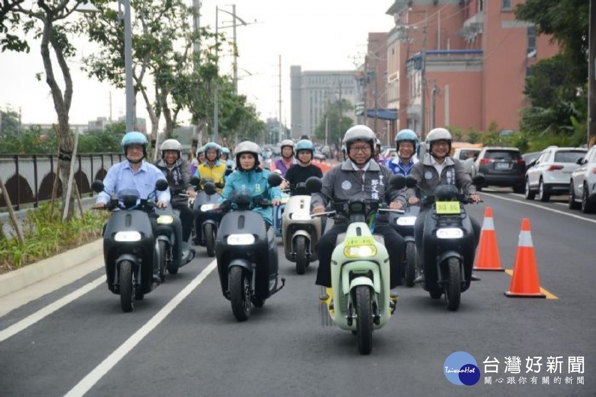 市長帶領貴賓們騎乘Gogoro機車，體驗山外路平整度及沿線景觀