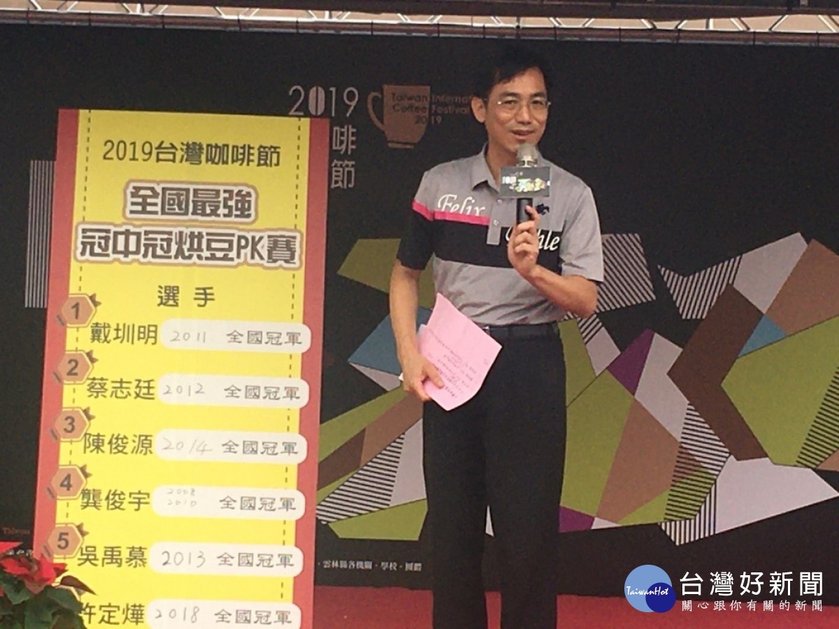 水保局南投分局分局長陳榮俊說明今年咖啡節,協助在地行銷工作。(圖/記者王丰禾攝)